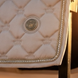 Royal Equestrian dressurunderlag i farven Sahara Sandstone Beige