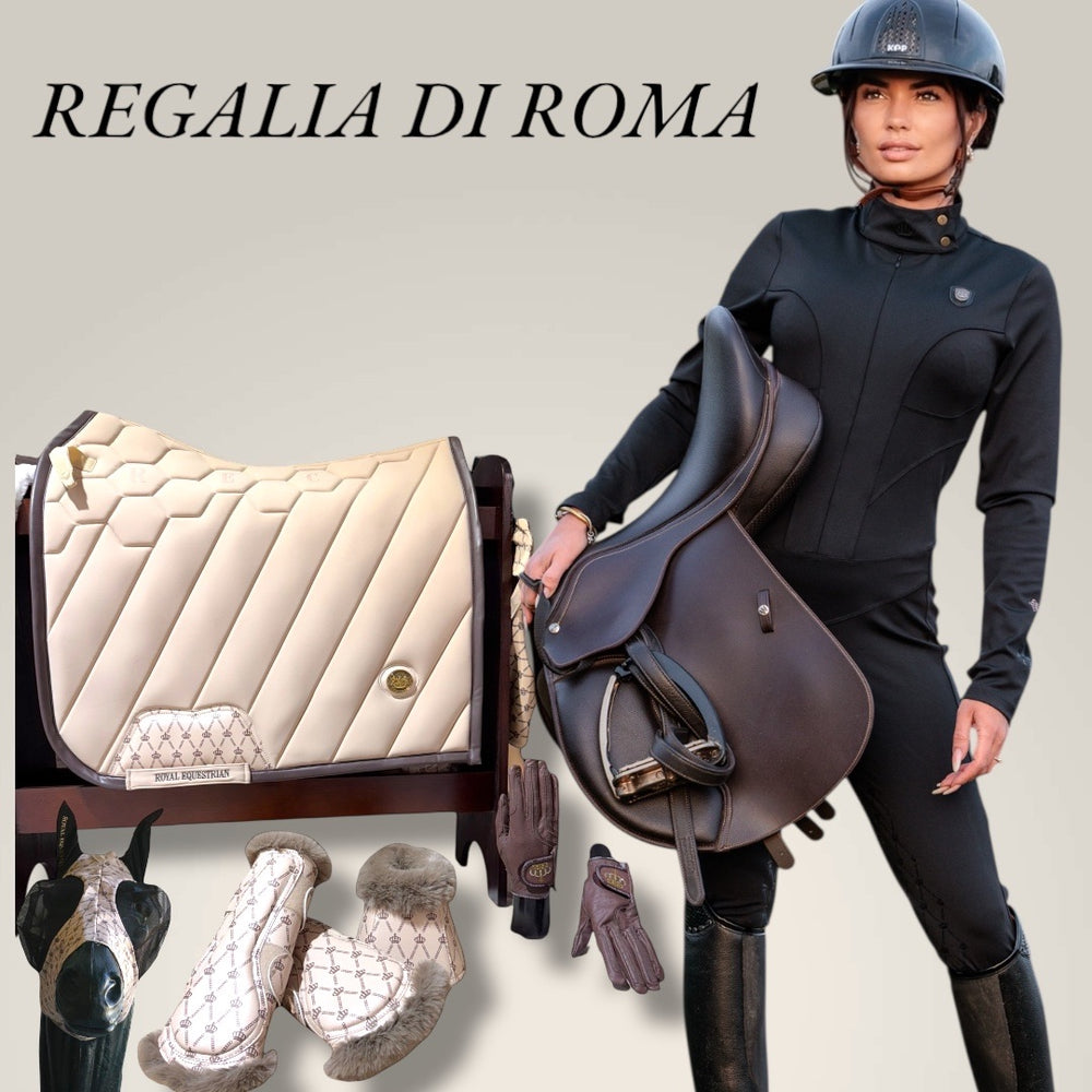 Kvinde i rideudstyr, der rider i jumpsuit og holder en sadel med 'Regalia di Roma'-logoet  Royal Equestrian sadelunderlag, fluemaske, børstestøvler og handsker. 