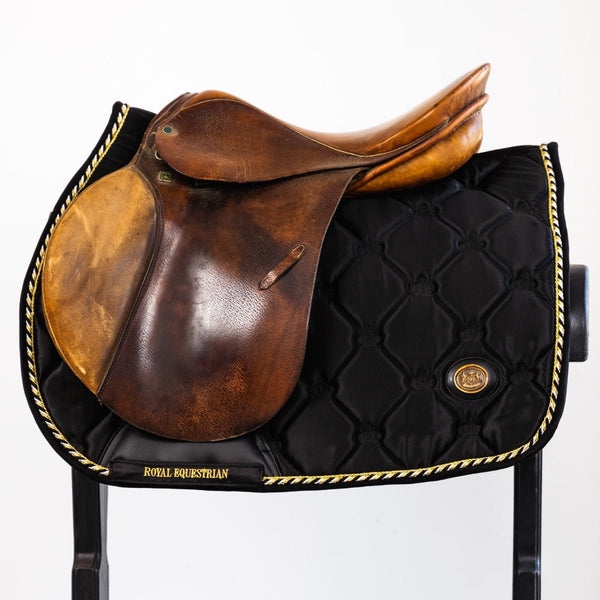 Royal Equestrian Jump Show sadelunderlag sort guld fuld