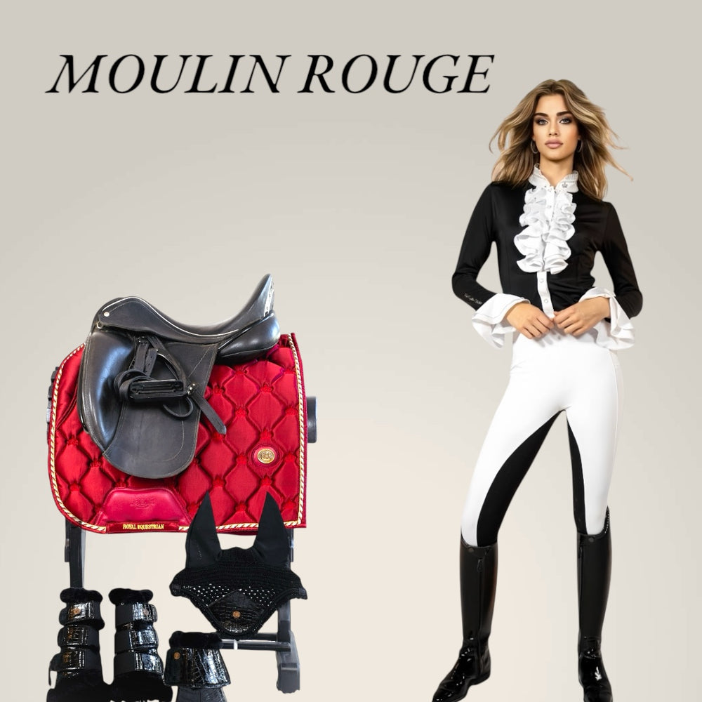 Mujer con atuendo ecuestre real con mantilla roja, botas negras y colección «Moulin Rouge». Lleva pantalones blancos y camisa Brenda.