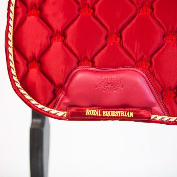 Gros plan sur le coin en cuir d'une selle en satin rouge