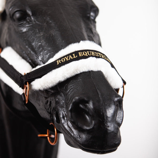 Royal Equestrian z ekologicznym futerkiem kantar Black Gold Full